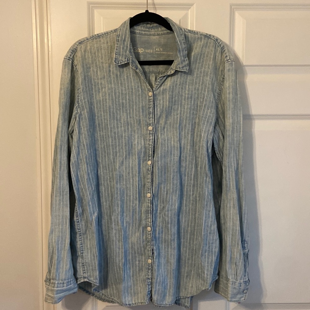 WOMENS GAP STRIPED CHAMBRAY BUTTON DOWN